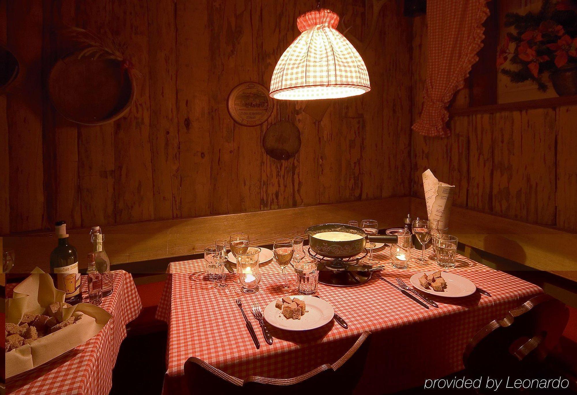 Posthotel Holiday Villa Arosa Restoran fotoğraf